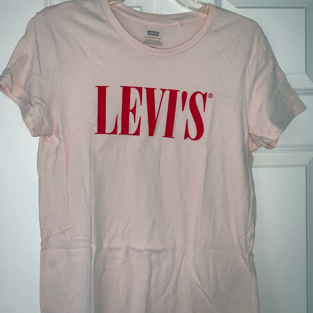 Brand: Levi’s, Color: light pink, Size: Medium
